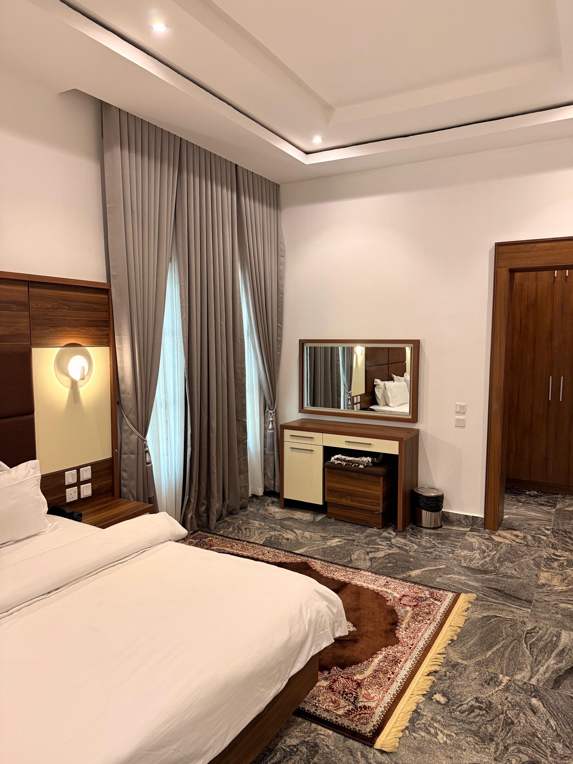Room 001 · Super Luxury